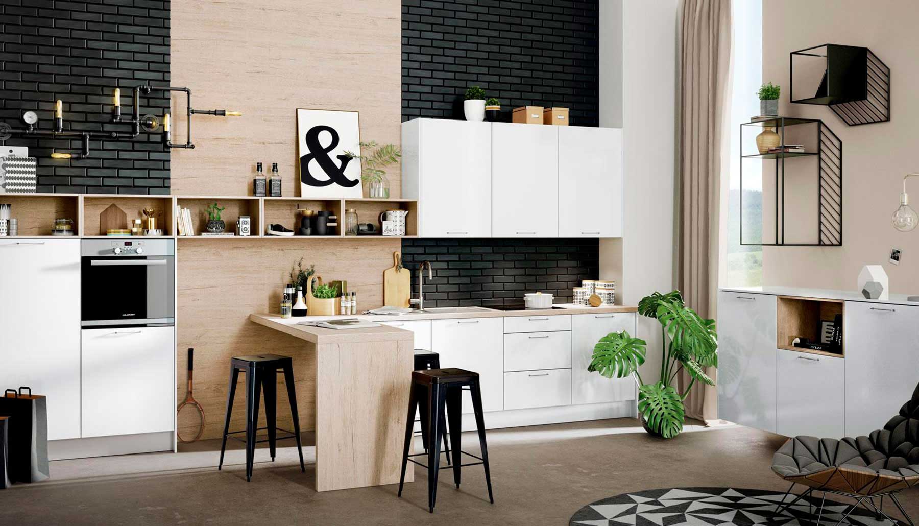 Reformas Sant Cugat: cocina blanca con muebles modernos y mesa auxiliar