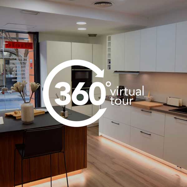 Reformas San Cugat: cocina blanca con isla de madera, diseño moderno y práctico