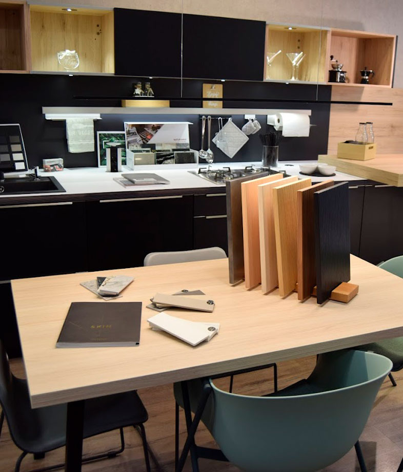 Reformas San Cugat: cocina moderna combinando madera y negro, elegante y funcional