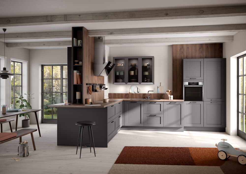 Reformar cocina en Barcelona con mobiliario HÄCKER: sofisticada mezcla de gris y madera oscura