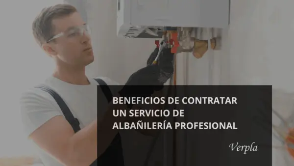 imagen de albañil usada de fondo para blog de beneficios de contratar un servicio de albañilería profesional