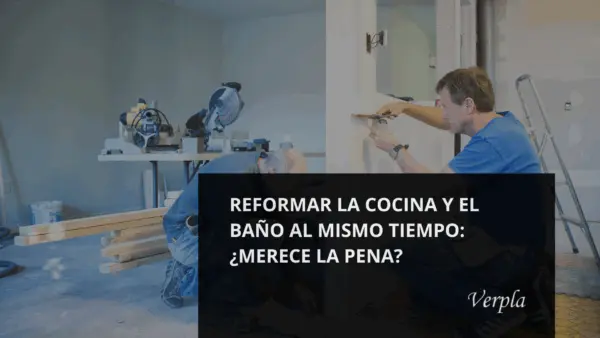 imagen de hombre instalando cocina: reformar la cocina y el baño al mismo tiempo