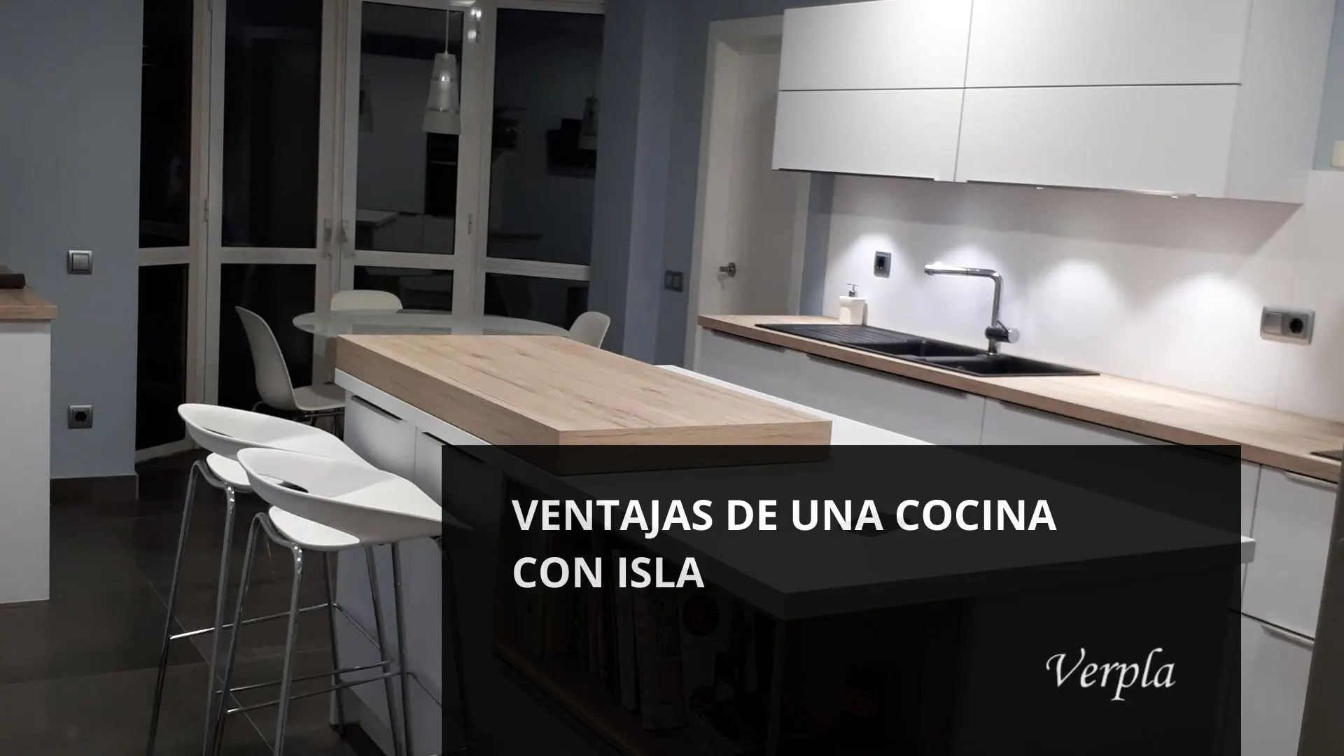 Imagen de cocina reformada por verpla usada como fondo para blog de: Ventajas de una cocina con isla