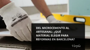 Suelo de microcemento y pared con azulejos artesanales en una reforma en Barcelona