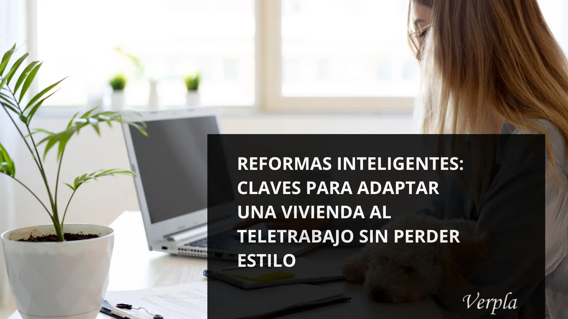 Espacio de trabajo integrado en salón reformado con estilo moderno
