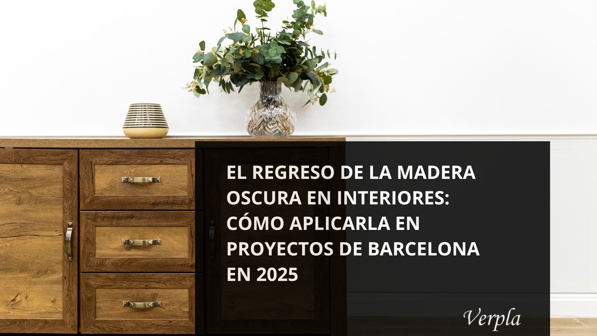 Salón moderno con madera oscura en suelo y mobiliario en Barcelona