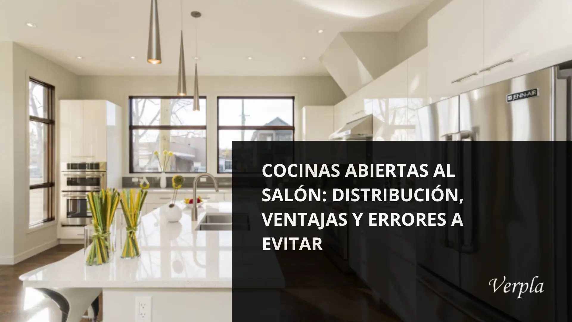Cocina abierta moderna integrada en el salón con distribución funcional