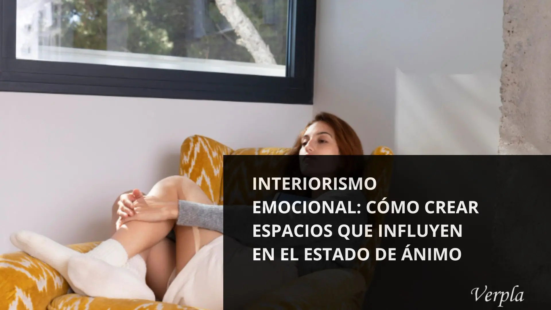 Salón decorado con colores cálidos y luz natural que transmite calma