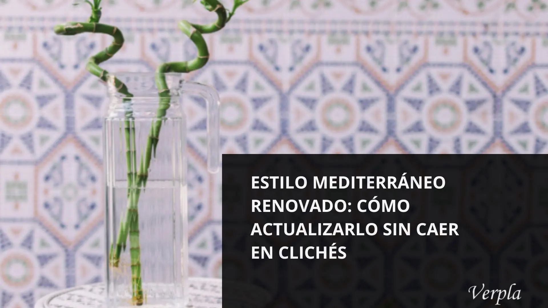 Estilo mediterráneo renovado con paredes blancas, texturas naturales y mobiliario moderno