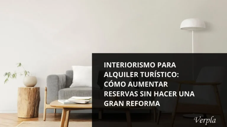 Interiorismo para alquiler turístico con sofá beige, cuadros neutros y luz cálida