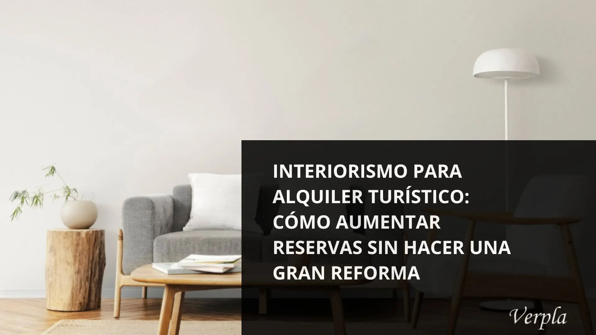 Interiorismo para alquiler turístico con sofá beige, cuadros neutros y luz cálida